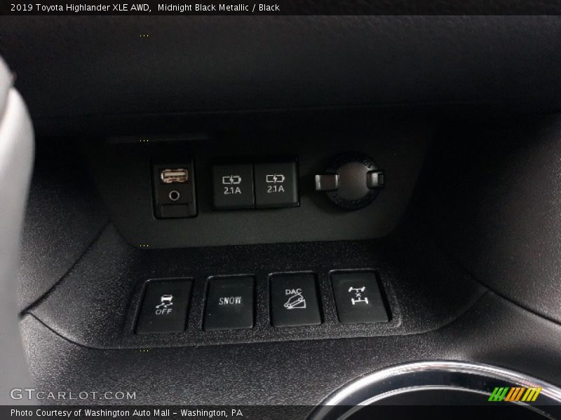 Midnight Black Metallic / Black 2019 Toyota Highlander XLE AWD