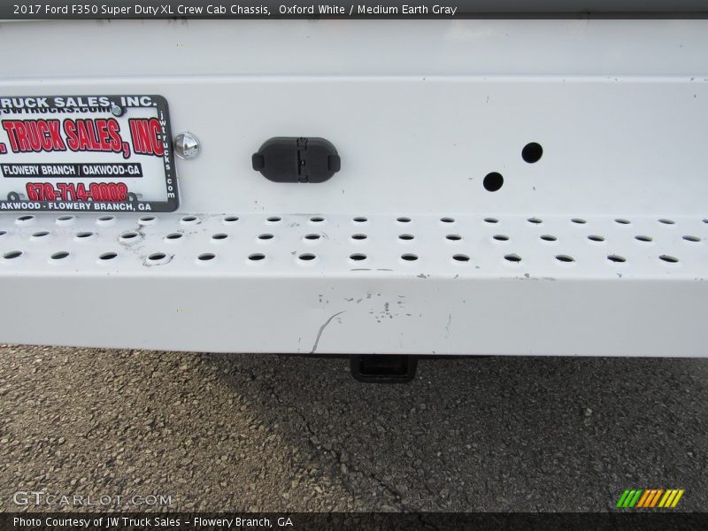 Oxford White / Medium Earth Gray 2017 Ford F350 Super Duty XL Crew Cab Chassis