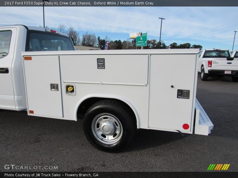Oxford White / Medium Earth Gray 2017 Ford F350 Super Duty XL Crew Cab Chassis