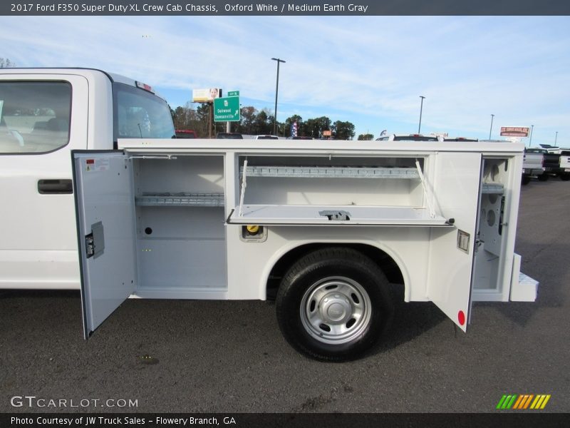 Oxford White / Medium Earth Gray 2017 Ford F350 Super Duty XL Crew Cab Chassis