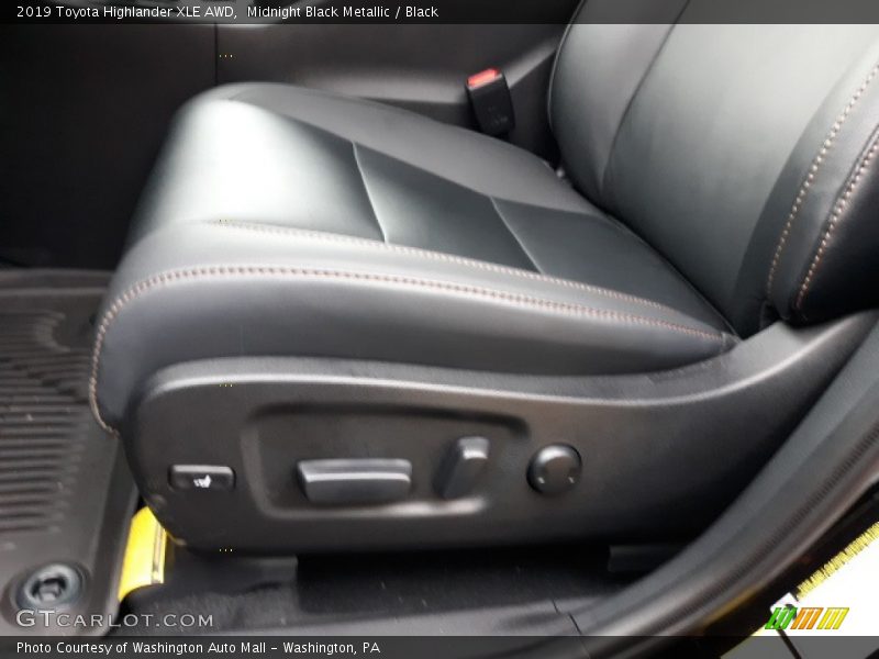 Midnight Black Metallic / Black 2019 Toyota Highlander XLE AWD