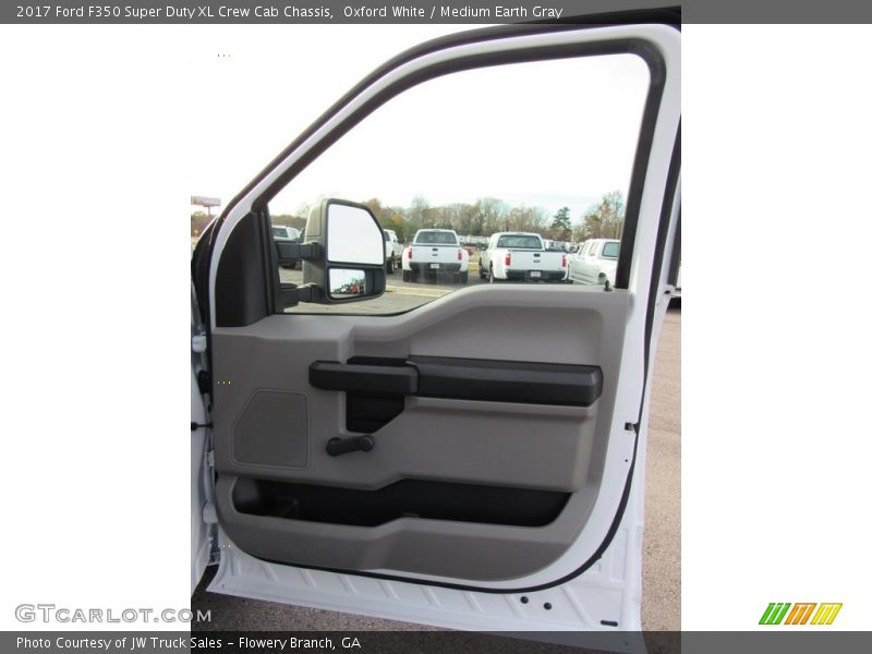 Oxford White / Medium Earth Gray 2017 Ford F350 Super Duty XL Crew Cab Chassis