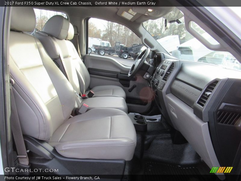 Oxford White / Medium Earth Gray 2017 Ford F350 Super Duty XL Crew Cab Chassis