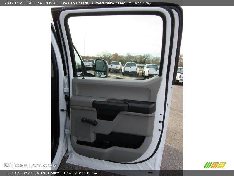 Oxford White / Medium Earth Gray 2017 Ford F350 Super Duty XL Crew Cab Chassis