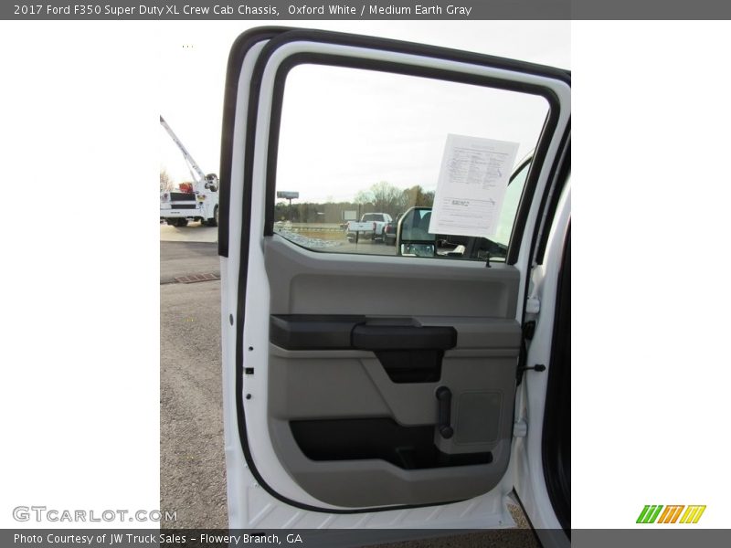 Oxford White / Medium Earth Gray 2017 Ford F350 Super Duty XL Crew Cab Chassis
