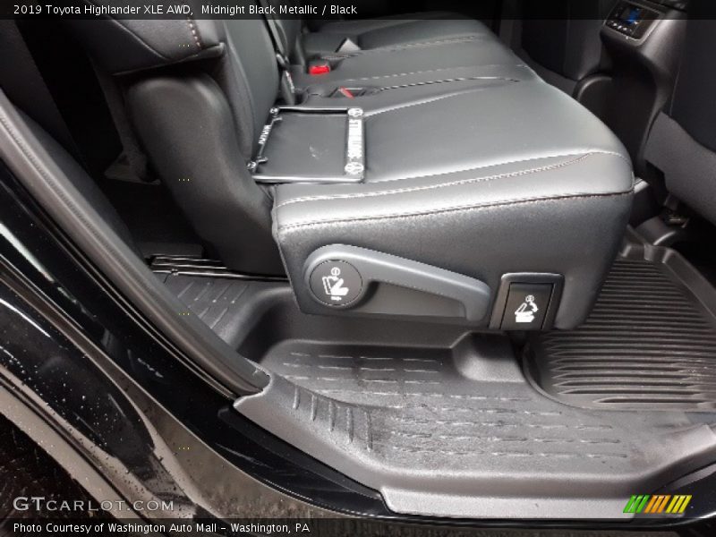 Midnight Black Metallic / Black 2019 Toyota Highlander XLE AWD