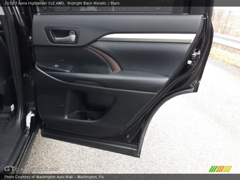 Midnight Black Metallic / Black 2019 Toyota Highlander XLE AWD