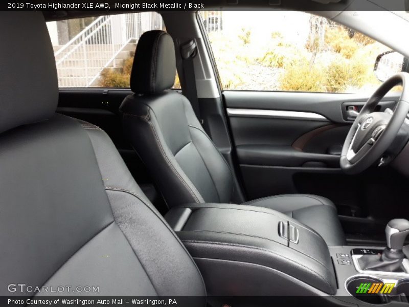 Midnight Black Metallic / Black 2019 Toyota Highlander XLE AWD