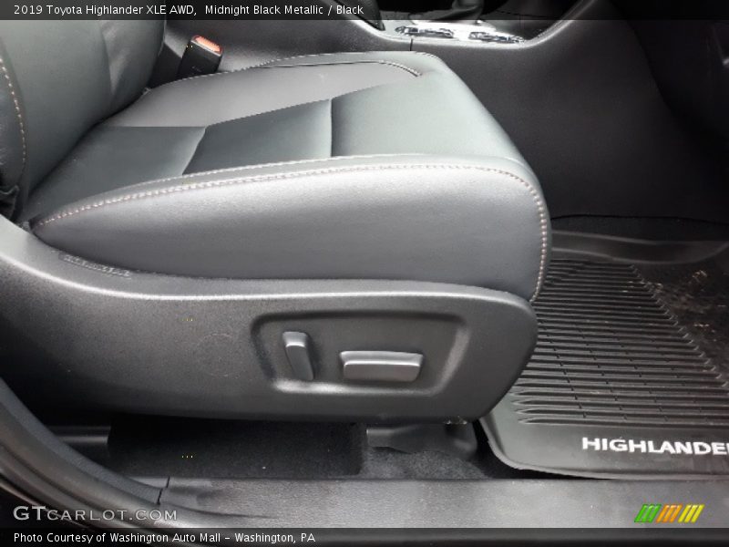 Midnight Black Metallic / Black 2019 Toyota Highlander XLE AWD