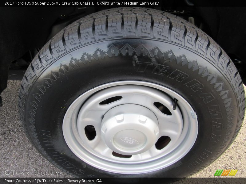 Oxford White / Medium Earth Gray 2017 Ford F350 Super Duty XL Crew Cab Chassis