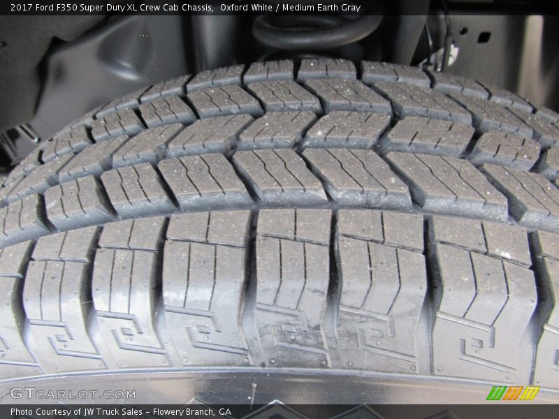 Oxford White / Medium Earth Gray 2017 Ford F350 Super Duty XL Crew Cab Chassis