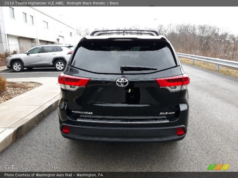 Midnight Black Metallic / Black 2019 Toyota Highlander XLE AWD