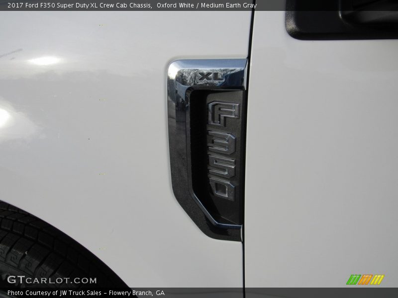 Oxford White / Medium Earth Gray 2017 Ford F350 Super Duty XL Crew Cab Chassis