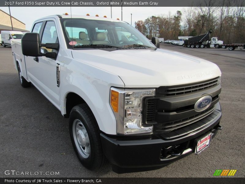Oxford White / Medium Earth Gray 2017 Ford F350 Super Duty XL Crew Cab Chassis