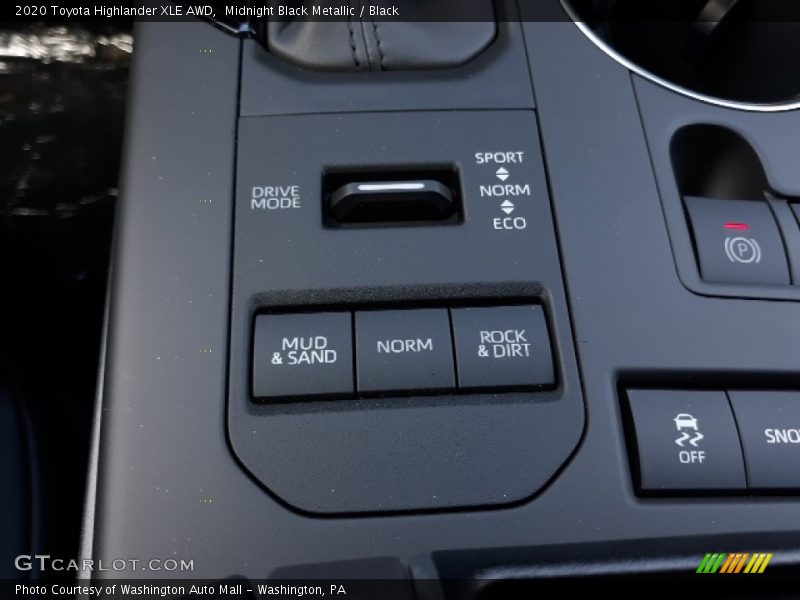 Midnight Black Metallic / Black 2020 Toyota Highlander XLE AWD