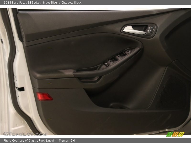 Ingot Silver / Charcoal Black 2018 Ford Focus SE Sedan