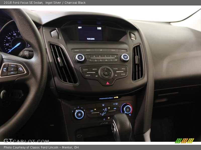 Ingot Silver / Charcoal Black 2018 Ford Focus SE Sedan
