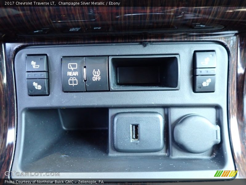 Champagne Silver Metallic / Ebony 2017 Chevrolet Traverse LT