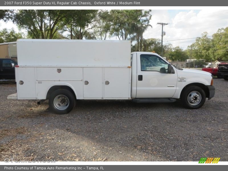 Oxford White / Medium Flint 2007 Ford F350 Super Duty XL Regular Cab Chassis