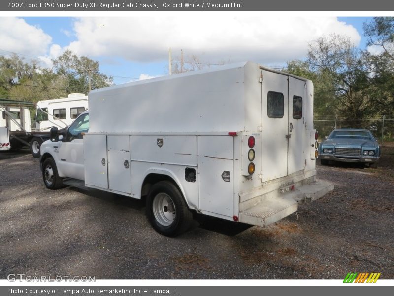 Oxford White / Medium Flint 2007 Ford F350 Super Duty XL Regular Cab Chassis