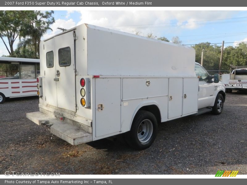 Oxford White / Medium Flint 2007 Ford F350 Super Duty XL Regular Cab Chassis