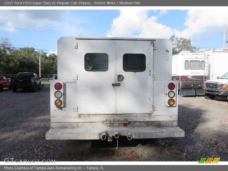 Oxford White / Medium Flint 2007 Ford F350 Super Duty XL Regular Cab Chassis