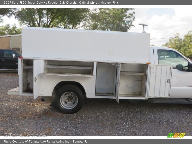 Oxford White / Medium Flint 2007 Ford F350 Super Duty XL Regular Cab Chassis