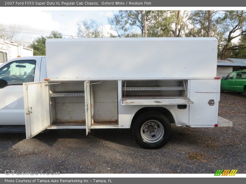 Oxford White / Medium Flint 2007 Ford F350 Super Duty XL Regular Cab Chassis