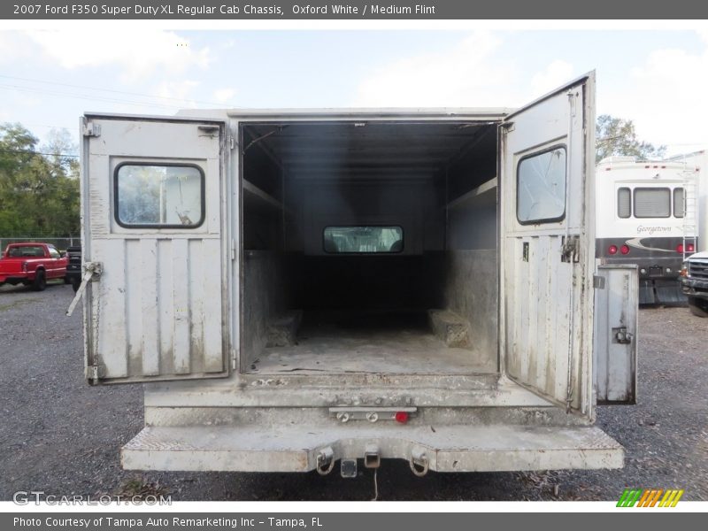 Oxford White / Medium Flint 2007 Ford F350 Super Duty XL Regular Cab Chassis