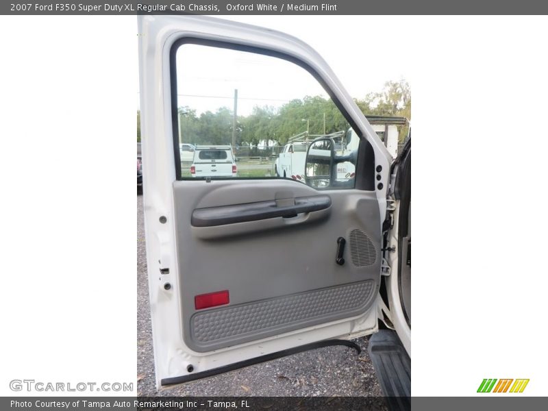 Oxford White / Medium Flint 2007 Ford F350 Super Duty XL Regular Cab Chassis