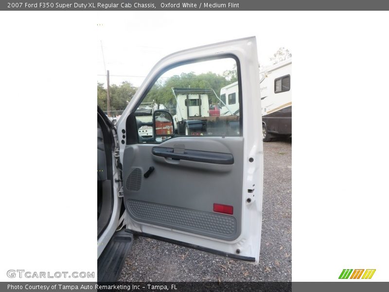 Oxford White / Medium Flint 2007 Ford F350 Super Duty XL Regular Cab Chassis