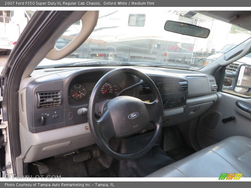 Oxford White / Medium Flint 2007 Ford F350 Super Duty XL Regular Cab Chassis