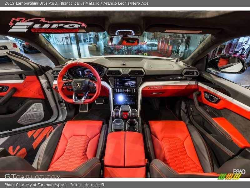  2019 Urus AWD Arancio Leonis/Nero Ade Interior