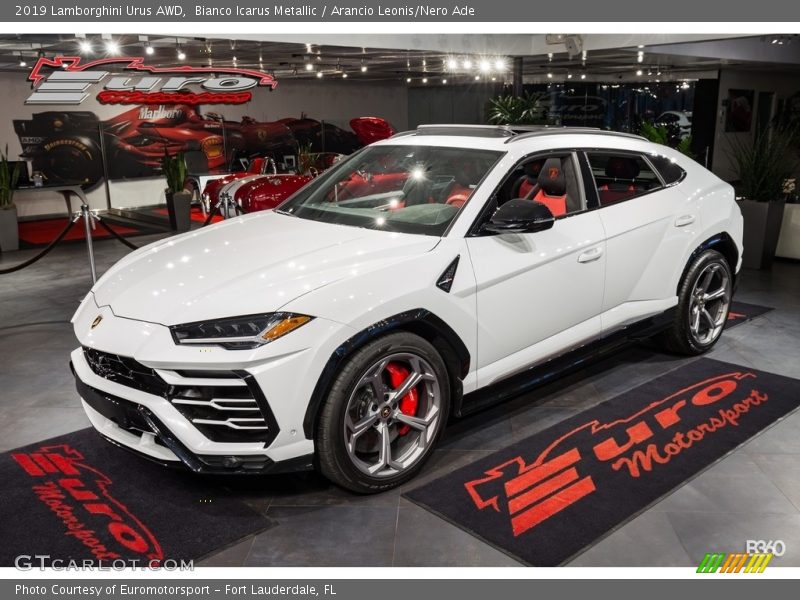 Front 3/4 View of 2019 Urus AWD