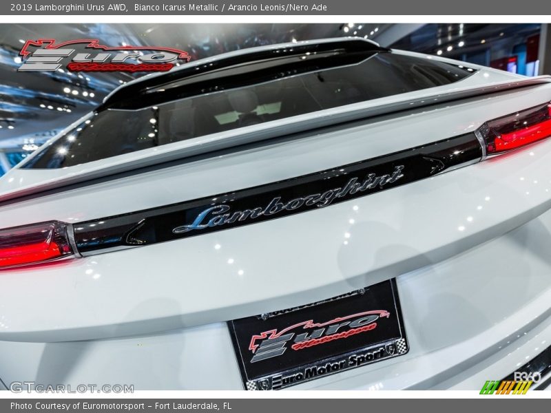 Bianco Icarus Metallic / Arancio Leonis/Nero Ade 2019 Lamborghini Urus AWD