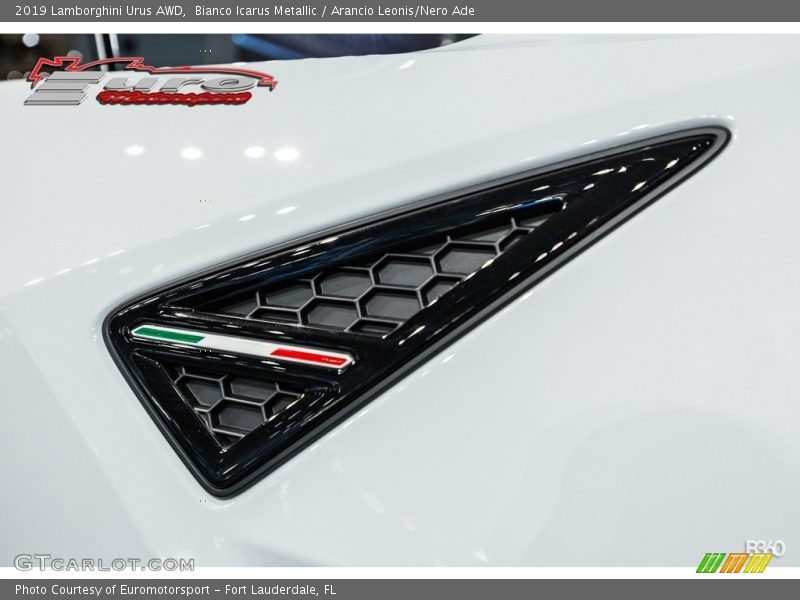 Bianco Icarus Metallic / Arancio Leonis/Nero Ade 2019 Lamborghini Urus AWD