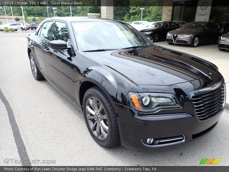 Front 3/4 View of 2014 300 S AWD