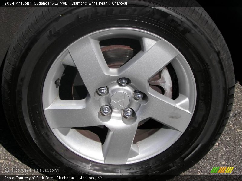 Diamond White Pearl / Charcoal 2004 Mitsubishi Outlander XLS AWD