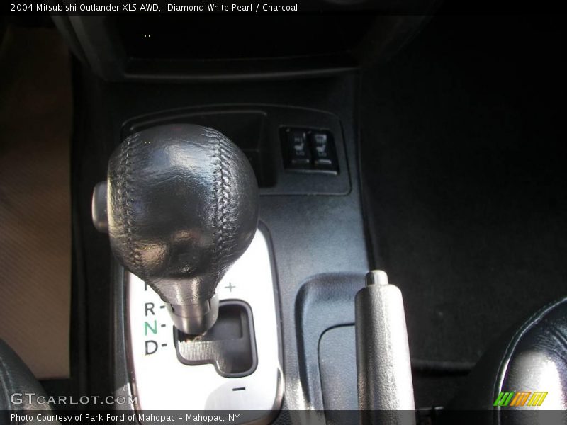 Diamond White Pearl / Charcoal 2004 Mitsubishi Outlander XLS AWD