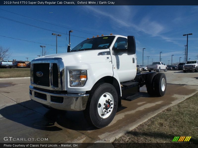 Front 3/4 View of 2019 F750 Super Duty Regular Cab Chassis