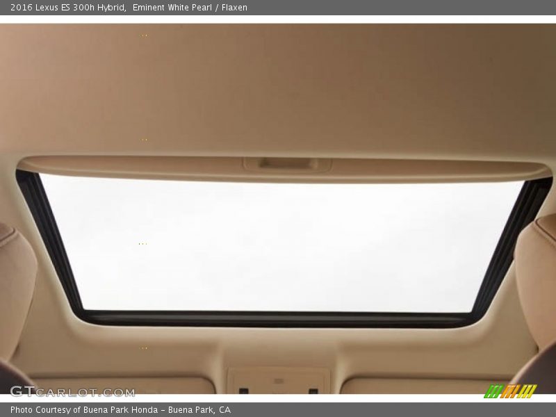 Sunroof of 2016 ES 300h Hybrid