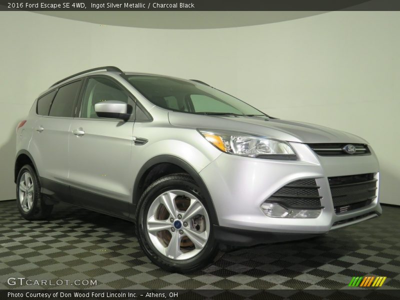 Ingot Silver Metallic / Charcoal Black 2016 Ford Escape SE 4WD