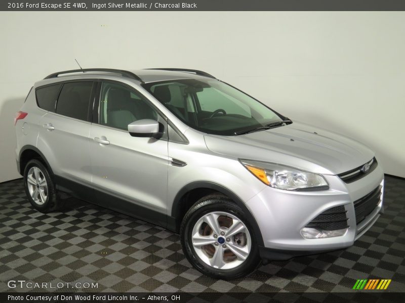Ingot Silver Metallic / Charcoal Black 2016 Ford Escape SE 4WD