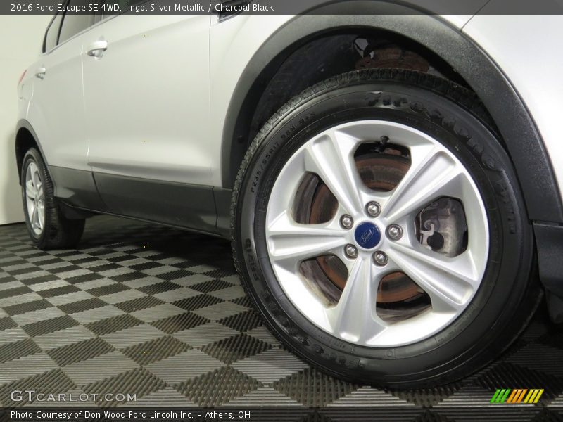 Ingot Silver Metallic / Charcoal Black 2016 Ford Escape SE 4WD