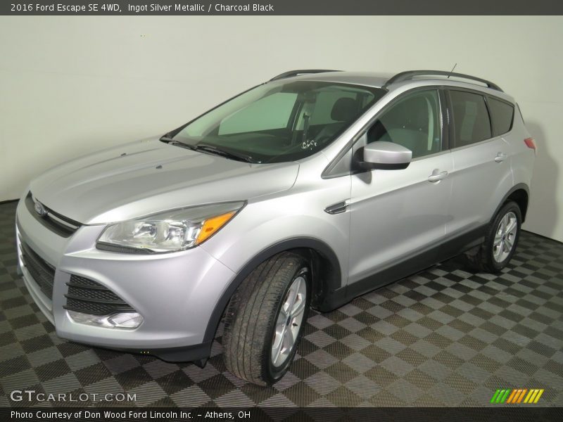 Ingot Silver Metallic / Charcoal Black 2016 Ford Escape SE 4WD