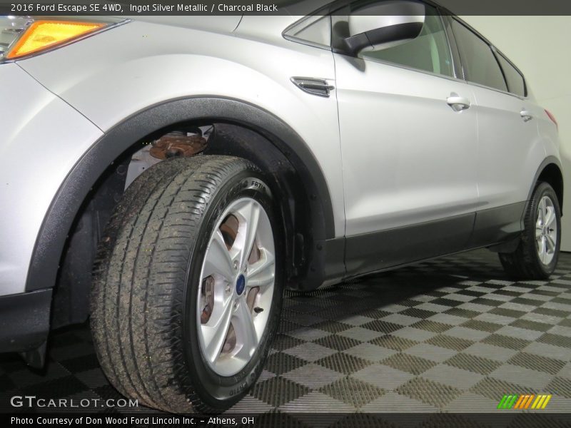 Ingot Silver Metallic / Charcoal Black 2016 Ford Escape SE 4WD