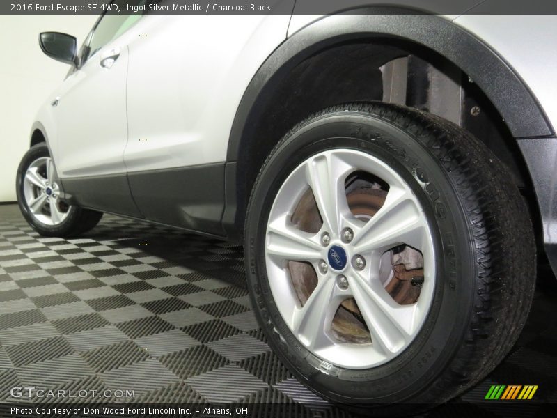 Ingot Silver Metallic / Charcoal Black 2016 Ford Escape SE 4WD