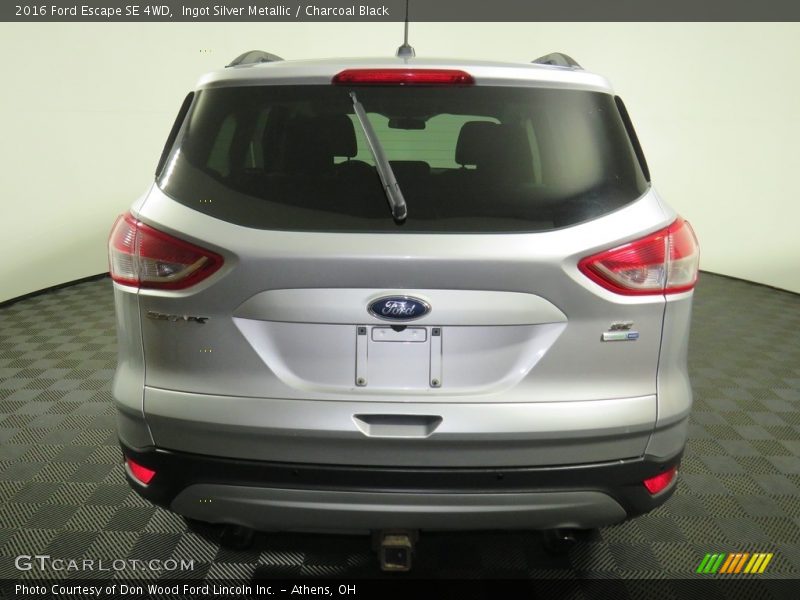 Ingot Silver Metallic / Charcoal Black 2016 Ford Escape SE 4WD