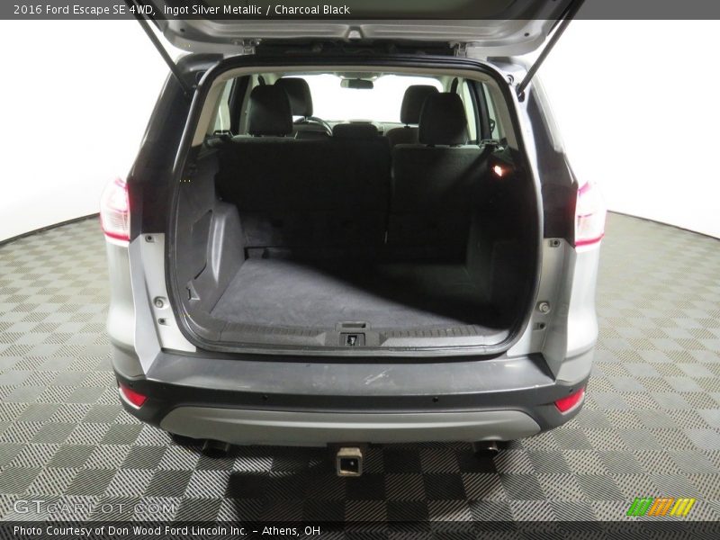 Ingot Silver Metallic / Charcoal Black 2016 Ford Escape SE 4WD