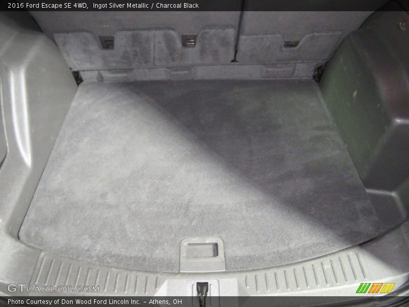 Ingot Silver Metallic / Charcoal Black 2016 Ford Escape SE 4WD